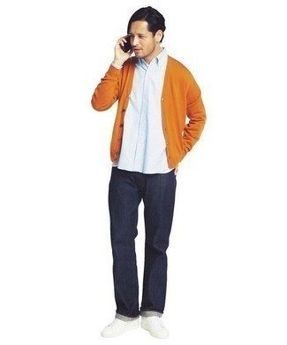 Какие низкие кеды носить с темно-синими джинсами мужчине: Оранжевый кардиган и темно-синие джинсы — обязательные вещи в гардеробе поклонников расслабленного стиля. Нравится экспериментировать? Дополни ансамбль низкими кедами.