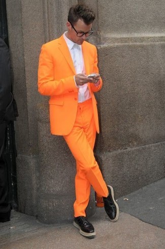 Как носить оранжевый пиджак с оранжевыми классическими брюками мужчине лето: Несмотря на то, что это классический ансамбль, дуэт оранжевого пиджака и оранжевых классических брюк всегда будет по душе стильным мужчинам, покоряя при этом сердца прекрасных дам. В паре с этим ансамблем прекрасно будут выглядеть черные кожаные туфли дерби. Думается, это замечательная идея для жаркой летней погоды.