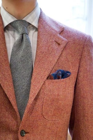 С чем носить серый шерстяной галстук мужчине: Несмотря на то, что этот образ кажется довольно сдержанным, дуэт оранжевого шерстяного пиджака и серого шерстяного галстука является неизменным выбором стильных молодых людей, неизбежно покоряя при этом дамские сердца.