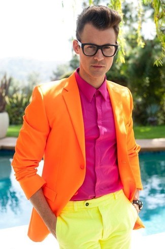 С чем носить ярко-розовую классическую рубашку мужчине: Создав ансамбль из ярко-розовой классической рубашки и желтых брюк чинос, можно получить подходящий мужской ансамбль для полуформальных встреч после работы.