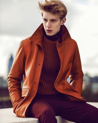 С чем носить табачный вязаный свитер мужчине: Дуэт табачного вязаного свитера и темно-красных вельветовых джинсов позволит создать незаезженный мужской образ в стиле кэжуал.