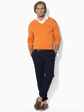 Какие брюки чинос носить с темно-коричневыми топсайдерами весна: Оранжевый свитер с v-образным вырезом и брюки чинос — великолепный вариант для простого, но стильного мужского образа. В паре с этим ансамблем наиболее выгодно смотрятся темно-коричневые топсайдеры. Держи подобное сочетание про запас для непредсказуемой весенней погоды.