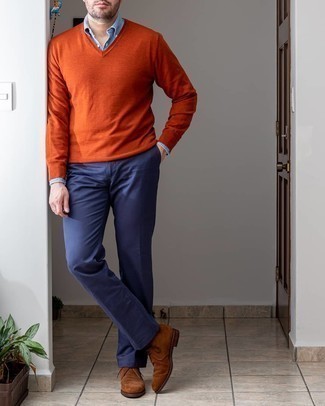 С чем носить коричневые замшевые ботинки дезерты: Ансамбль из оранжевого свитера с v-образным вырезом и темно-синих брюк чинос безусловно подчеркнет твой индивидуальный стиль. В сочетании с этим луком наиболее выгодно будут смотреться коричневые замшевые ботинки дезерты.