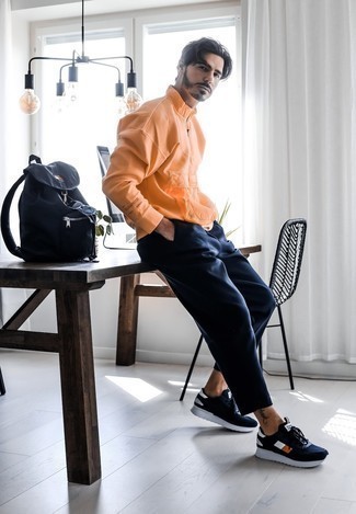 С чем носить синий рюкзак мужчине: Оранжевый свитер с воротником на молнии и синий рюкзак — беспроигрышный вариант для активного выходного дня. Темно-сине-белые кроссовки великолепно впишутся в лук.