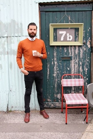 Как носить джинсы с брогами: Оранжевый свитер с круглым вырезом и джинсы — прекрасный образ, если ты хочешь составить расслабленный, но в то же время стильный мужской образ. Такой лук обретает новое прочтение в сочетании с брогами.