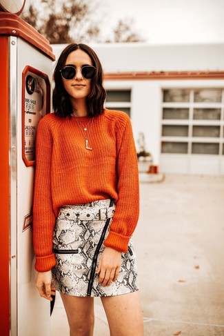 С чем носить мини-юбку в 30 лет в теплую погоду в стиле кэжуал: Оранжевый свитер с круглым вырезом и мини-юбка — прекрасный вариант для активного выходного дня.