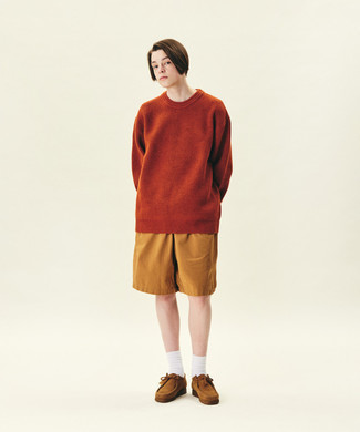 С чем носить оранжевый свитер с круглым вырезом мужчине: Оранжевый свитер с круглым вырезом будет смотреться великолепно в сочетании с табачными шортами. Вкупе с этим образом отлично будут смотреться коричневые замшевые ботинки дезерты.