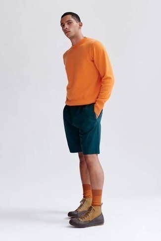 С чем носить темно-зеленые шорты в 20 лет мужчине в стиле кэжуал: В оранжевом свитере с круглым вырезом и темно-зеленых шортах ты несомненно будешь воплощением мужского стиля. Этот ансамбль прекрасно дополнят светло-коричневые высокие кеды из плотной ткани.