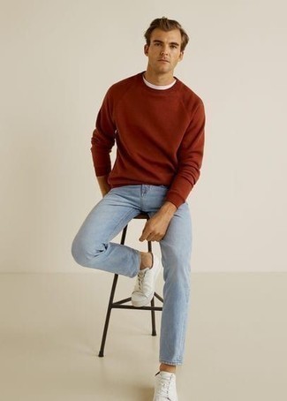 Какие джинсы носить с оранжевым свитшотем мужчине: Оранжевый свитшот и джинсы — идеальный выбор, если ты хочешь создать простой, но в то же время стильный мужской лук. Вместе с этим луком удачно выглядят белые низкие кеды из плотной ткани.