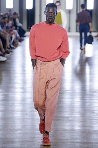 С чем носить ярко-розовые брюки мужчине в стиле смарт-кэжуал: Несмотря на то, что это довольно-таки сдержанный лук, дуэт оранжевого свитшота и ярко-розовых брюк всегда будет нравиться джентльменам, покоряя при этом сердца барышень. И почему бы не добавить в этот лук на каждый день немного изысканности с помощью красных замшевых ботинок дезертов?