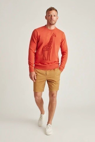 С чем носить светло-коричневые шорты в 30 лет мужчине лето в стиле кэжуал: Оранжевый свитшот с вышивкой и светло-коричневые шорты — беспроигрышный выбор, если ты ищешь раскованный, но в то же время стильный мужской ансамбль. Пара белых низких кед из плотной ткани выгодно интегрируется в этот образ. В таком сочетании будет очень комфортно, если за окном невыносимо душно.