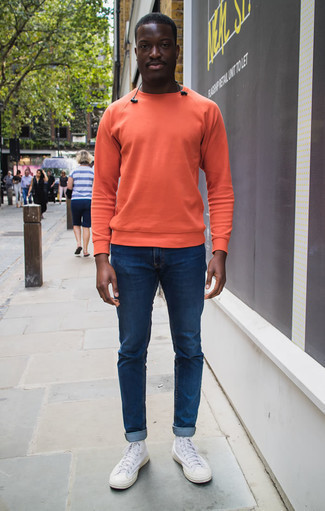 С чем носить оранжевый свитшот мужчине: Сочетание оранжевого свитшота и темно-синих джинсов поможет выглядеть модно, но при этом выразить твой личный стиль. Такой лук легко приспособить к повседневным делам, если дополнить его белыми высокими кедами из плотной ткани.