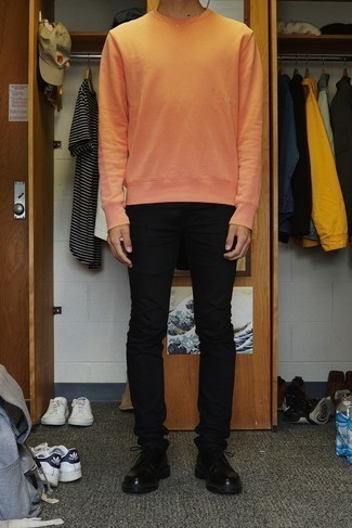 С чем носить оранжевый свитшот мужчине: Комбо из оранжевого свитшота и черных джинсов поможет создать модный мужской образ. Не прочь сделать образ немного элегантнее? Тогда в качестве дополнения к этому ансамблю, стоит обратить внимание на черные кожаные туфли дерби.