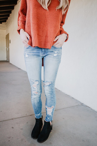 Как носить джинсы скинни с свободным свитером в спортивном стиле: Если ты ценишь комфорт и функциональность, свободный свитер и джинсы скинни — замечательный вариант для модного повседневного ансамбля. Пара черных замшевых ботинок челси легко вписывается в этот наряд.