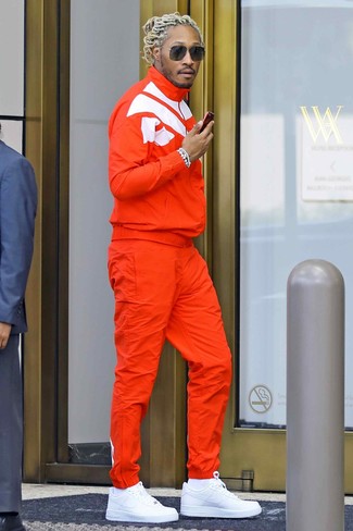 Если в одежде ты ценишь комфорт и практичность, оранжевый спортивный костюм — прекрасный вариант для стильного повседневного мужского лука. Любители свежих идей могут завершить образ белыми кожаными низкими кедами, тем самым добавив в него толику утонченности.