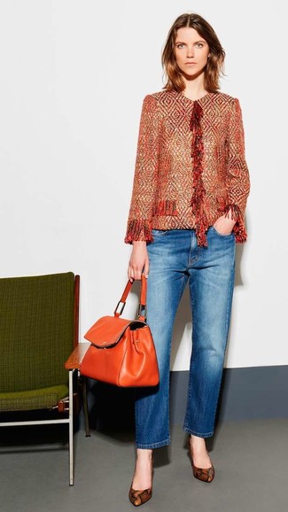 С чем носить оранжевую кожаную сумку-саквояж в 30 лет: Если ты любишь выглядеть привлекательно и при этом чувствовать себя комфортно и уверенно, стоит примерить это сочетание оранжевого твидового жакета и оранжевой кожаной сумки-саквояжа. Коричневые кожаные туфли со змеиным рисунком — прекрасный вариант, чтобы закончить лук.