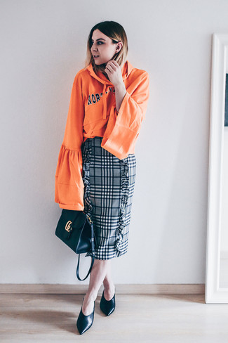 С чем носить оранжевый свитер женщине: Оранжевый свитер и серая юбка-карандаш в шотландскую клетку прочно закрепились в гардеробе многих девушек, позволяя создавать запоминающиеся и стильные образы. В этот ансамбль очень просто интегрировать черные кожаные туфли.