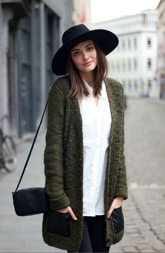 С чем носить оливковый свитер в 30 лет женщине в стиле смарт-кэжуал: Оливковый свитер и черные джинсы скинни — отличный вариант для расслабленного, но модного образа.