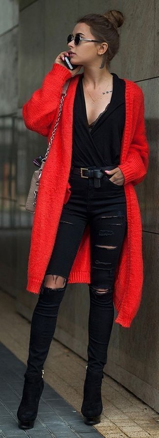 С чем носить темно-красный открытый кардиган женщине: Стильное сочетание темно-красного открытого кардигана и черных рваных джинсов скинни подходит для случаев, когда удобство ценится превыше всего. В сочетании с этим ансамблем чудесно выглядят черные замшевые ботильоны.
