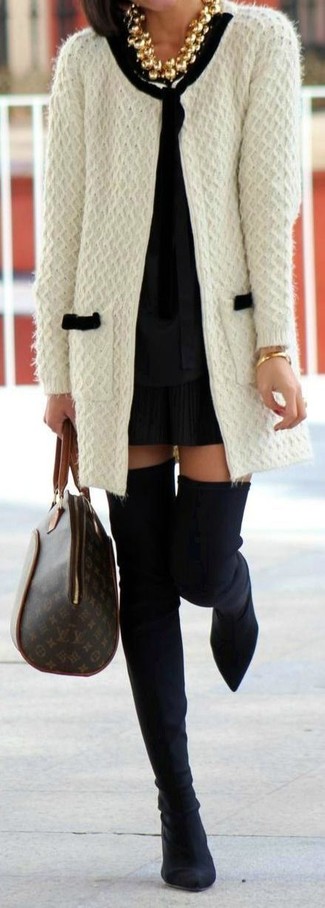 Модный лук: белый вязаный открытый кардиган, черная блузка с длинным рукавом, черная мини-юбка со складками, черные замшевые ботфорты