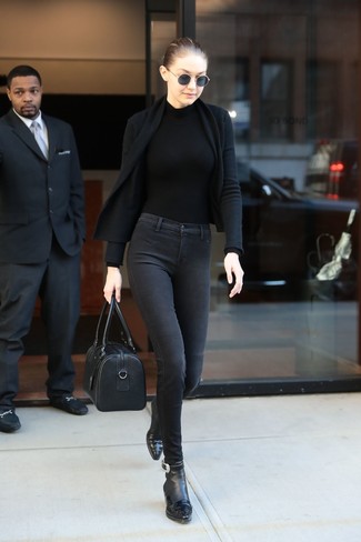 С чем носить черный открытый кардиган женщине: Черный открытый кардиган и темно-серые джинсы скинни будут отлично смотреться в модном гардеробе самых привередливых красавиц. Великолепно сюда подойдут черные кожаные ботильоны.