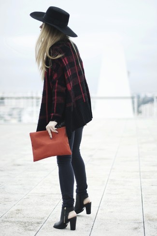 С чем носить темно-красный свитер в шотландскую клетку женщине осень: Если ты ценишь удобство и практичность, обрати внимание на это сочетание темно-красного свитера в шотландскую клетку и темно-серых джинсов скинни. В сочетании с этим луком гармонично выглядят черные кожаные ботильоны с вырезом. Без сомнений, такой ансамбль будет смотреться прекрасно осенью, когда погода становится непредсказуемой.