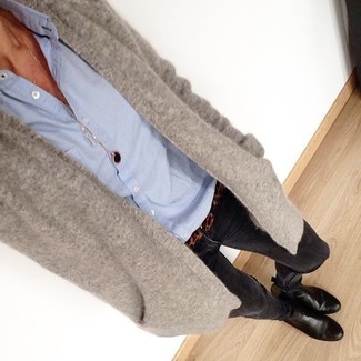 Модный лук: серый открытый кардиган, голубая классическая рубашка, черные джинсы скинни, черные кожаные ботильоны