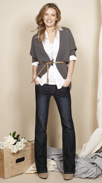 Модный лук: темно-серый открытый кардиган, белая классическая рубашка, белая майка, темно-серые джинсы-клеш