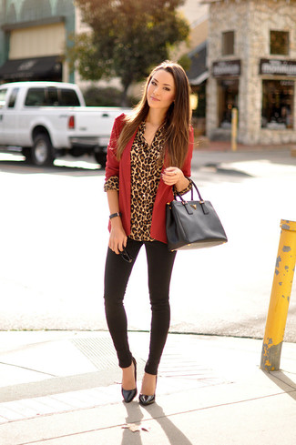 Модный лук: красный открытый кардиган, светло-коричневая классическая рубашка с леопардовым принтом, черные узкие брюки, черные кожаные туфли