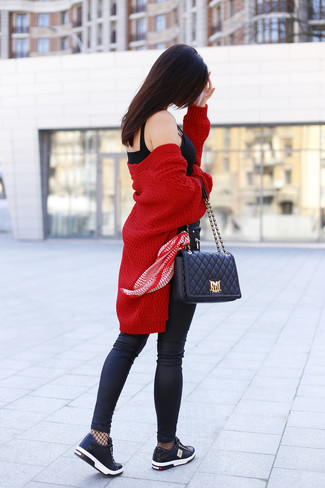 Модный лук: красный вязаный открытый кардиган, черный корсет, черные кожаные джинсы скинни, черные кожаные низкие кеды