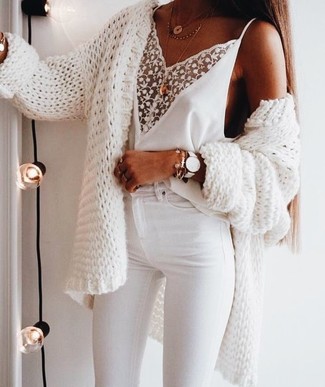 С чем носить белый открытый кардиган женщине в теплую погоду: Белый открытый кардиган и белые джинсы скинни — прекрасный лук, если ты ищешь лёгкий, но в то же время модный образ.