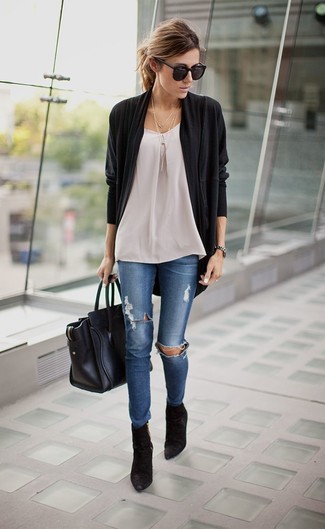 Как носить открытый кардиган с джинсами женщине в теплую погоду в стиле кэжуал: Такое лаконичное и удобное сочетание вещей, как открытый кардиган и джинсы, придется по вкусу дамам, которые любят проводить дни активно. В паре с этим ансамблем наиболее уместно смотрятся черные замшевые ботильоны.