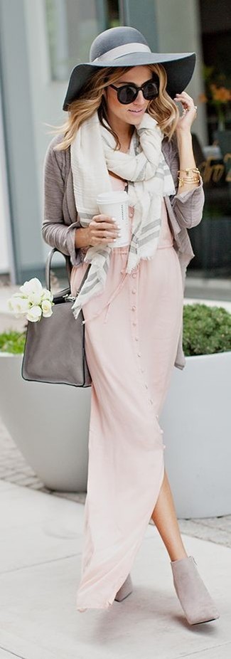 С чем носить розовое платье-рубашку в 30 лет: Если ты из той категории леди, которые одеваются по моде, тебе подойдет дуэт розового платья-рубашки и серого открытого кардигана. Пара серых замшевых ботильонов свяжет образ воедино.