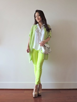 Модный лук: зелено-желтый открытый кардиган, белая рубашка без рукавов, зелено-желтые джинсы, светло-коричневые замшевые туфли