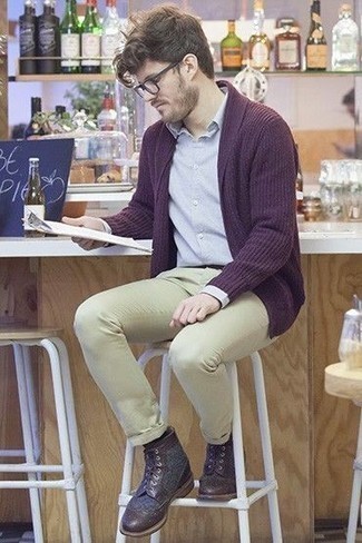 С чем носить светло-фиолетовую рубашку в 30 лет мужчине осень в стиле смарт-кэжуал: Светло-фиолетовая рубашка и бежевые брюки чинос — беспроигрышный лук, если ты ищешь непринужденный, но в то же время модный мужской лук. Почему бы не добавить в этот образ на каждый день толику стильной строгости с помощью темно-коричневых кожаных ботинок броги? Когда ты одет со вкусом, справиться с осенней депрессией несомненно легче.