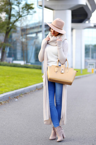 Модный лук: бежевый открытый кардиган, белый свитер с круглым вырезом, синие джинсы, бежевые замшевые ботильоны