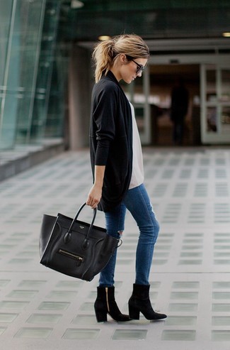 Как носить открытый кардиган с джинсами женщине в теплую погоду в стиле кэжуал: Если ты ценишь удобство и функциональность, открытый кардиган и джинсы — превосходный выбор для стильного повседневного ансамбля. Черные замшевые ботильоны — хороший выбор, чтобы закончить образ.