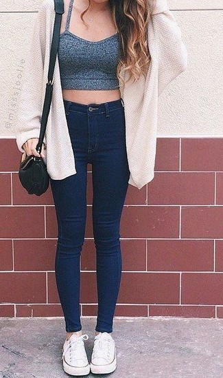 Какие низкие кеды носить с темно-синими джинсами скинни: Сочетание белого открытого кардигана и темно-синих джинсов скинни смотрится очень привлекательно, согласна? Ты можешь легко адаптировать такой наряд к повседневным нуждам, надев низкими кедами.