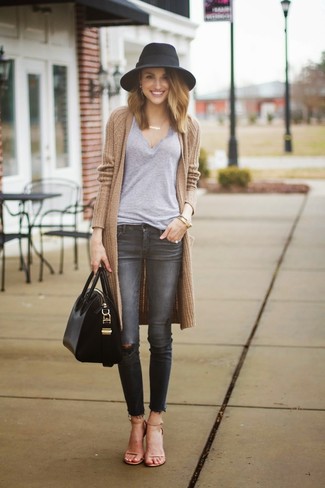 Как носить джинсы с открытым кардиганом в 30 лет женщине осень: Если ты делаешь ставку на комфорт и функциональность, открытый кардиган и джинсы — хороший выбор для модного повседневного ансамбля. В паре с этим ансамблем отлично будут выглядеть светло-коричневые кожаные босоножки на каблуке. Разве это не суперская идея в пасмурный осенний день?