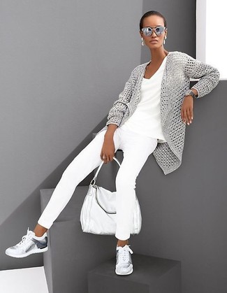 С чем носить серебряные кроссовки в 30 лет женщине в спортивном стиле: Серый вязаный открытый кардиган и белые джинсы скинни будет хорошим вариантом для легкого повседневного лука. Не прочь поэкспериментировать? Дополни наряд серебряными кроссовками.