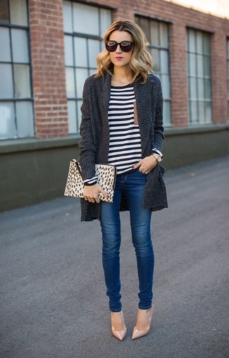С чем носить темно-серый открытый кардиган в 30 лет женщине: Темно-серый открытый кардиган и синие джинсы скинни без сомнений украсят гардероб любой женщины. Вкупе с этим луком великолепно выглядят бежевые кожаные туфли.