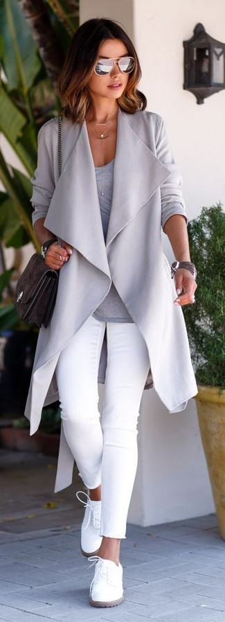 Какие джинсы скинни носить с белыми оксфордами в 30 лет в теплую погоду: Серый открытый кардиган и джинсы скинни прекрасно вписываются в гардероб самых гламурных красавиц. Если ты не боишься сочетать в своих образах разные стили, из обуви можешь надеть белые оксфорды.