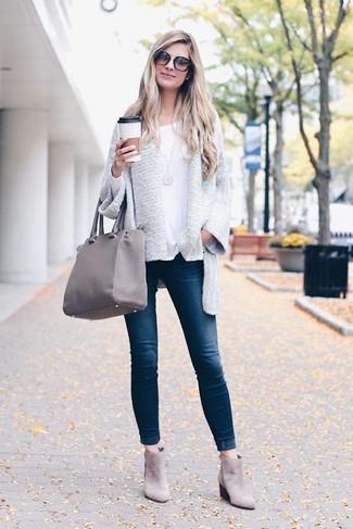 С чем носить серые ботинки женщине: Серый открытый кардиган в сочетании с темно-синими джинсами скинни продолжает покорять сердца стильных женщин. Создать красивый контраст с остальными вещами из этого лука помогут серые ботинки.