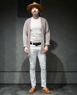 Какие оксфорды носить с серым кардиганом в 30 лет в стиле кэжуал: Серый кардиган и белые джинсы — неотъемлемые вещи в гардеробе джентльменов с великолепным чувством стиля. Не прочь добавить в этот наряд немного классики? Тогда в качестве дополнения к этому образу, стоит выбрать оксфорды.
