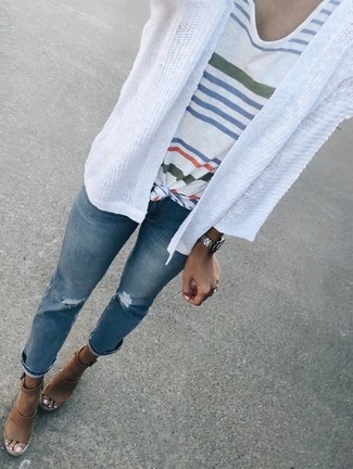 С чем носить коричневые кожаные босоножек на танкетке: Белый открытый кардиган и синие рваные джинсы — превосходная формула для создания модного и несложного лука. Такой наряд обретет свежее прочтение в тандеме с коричневыми кожаными босоножками на танкетке.