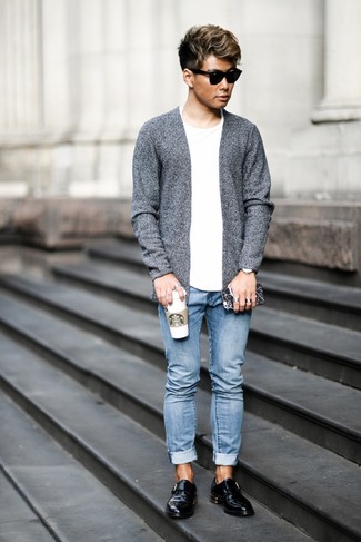 Какие джинсы носить с темно-серым кардиганом в 30 лет мужчине: Комбо из темно-серого кардигана и джинсов — замечательная идея для воплощения мужского ансамбля в стиле business casual. Не прочь сделать образ немного строже? Тогда в качестве обуви к этому образу, обрати внимание на черные кожаные монки.