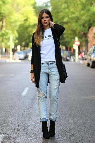 Модный лук: черный открытый кардиган, бело-черная футболка с круглым вырезом с принтом, голубые джинсы-бойфренды, черные замшевые ботильоны