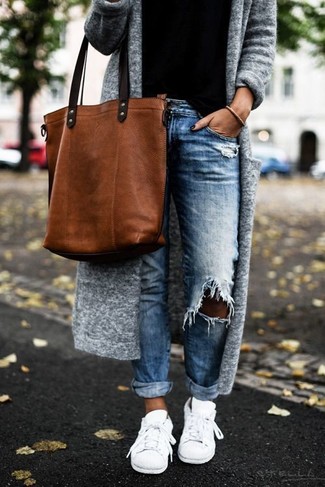 С чем носить серый свитер в 30 лет женщине: Серый свитер и синие рваные джинсы-бойфренды — отличный вариант для женщин, которые постоянно в движении. И почему бы не добавить в этот наряд на каждый день толику шика с помощью белых низких кед?