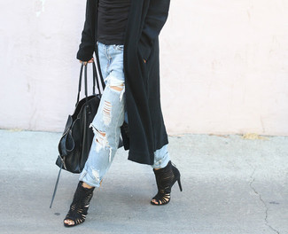 Какие джинсы носить с черным открытым кардиганом женщине весна в спортивном стиле: Если в одежде ты делаешь ставку на удобство и практичность, черный открытый кардиган и джинсы — замечательный вариант для привлекательного повседневного образа. Если говорить об обуви, черные замшевые босоножки на каблуке являются классным выбором. Этот весенний образ смотрится настолько модно, что тебе наверняка захочется его повторить.