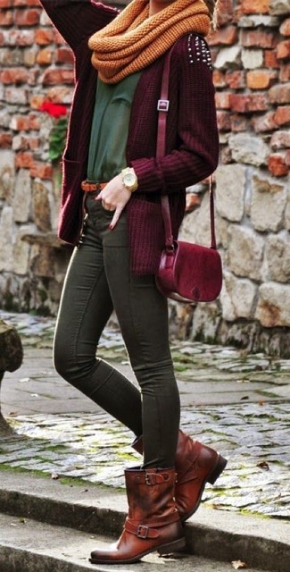 Модный лук: темно-красный открытый кардиган, темно-зеленая футболка с круглым вырезом, темно-серые джинсы скинни, темно-коричневые кожаные ботинки на шнуровке